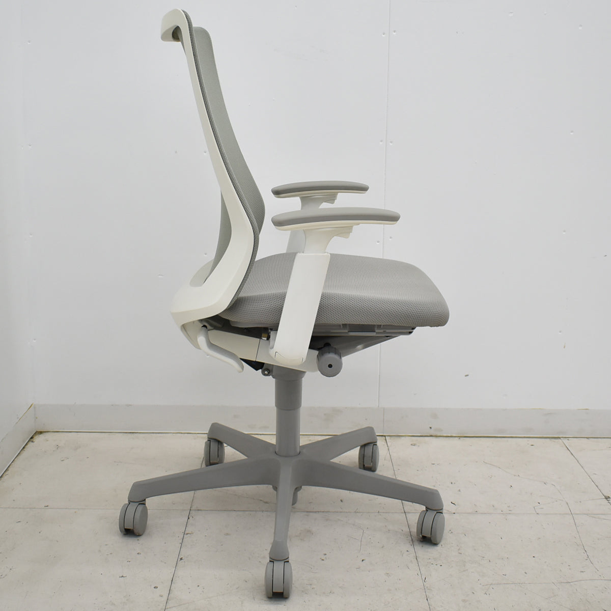 【中古】オカムラ　フルーエントチェア　ハイバック　可動肘　2018年製　2025101403【中古オフィス家具】