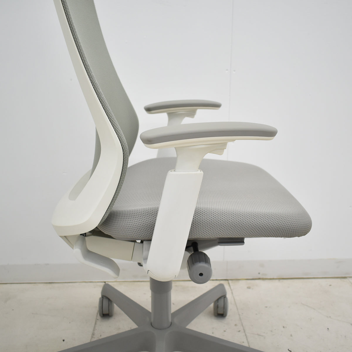 【中古】オカムラ　フルーエントチェア　ハイバック　可動肘　2018年製　2025101403【中古オフィス家具】