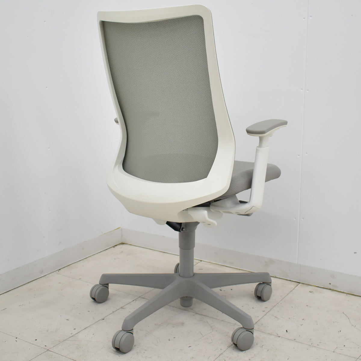 【中古】オカムラ　フルーエントチェア　ハイバック　可動肘　2018年製　2025101403【中古オフィス家具】