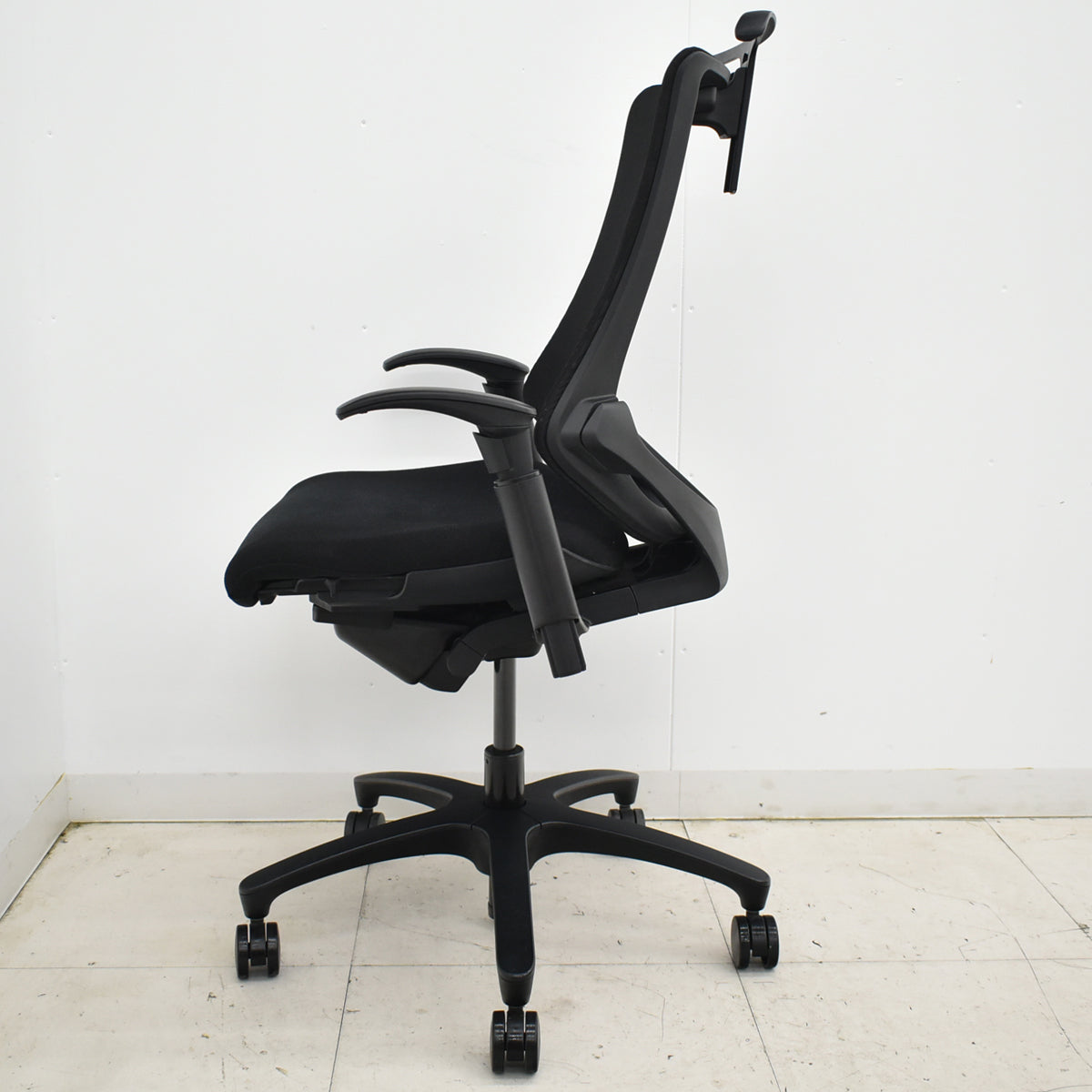 【中古】イトーキ　ｆ・エフチェア　ハイバック　可動肘　ハンガー　ストライプメッシュ　2025101406【中古オフィス家具】