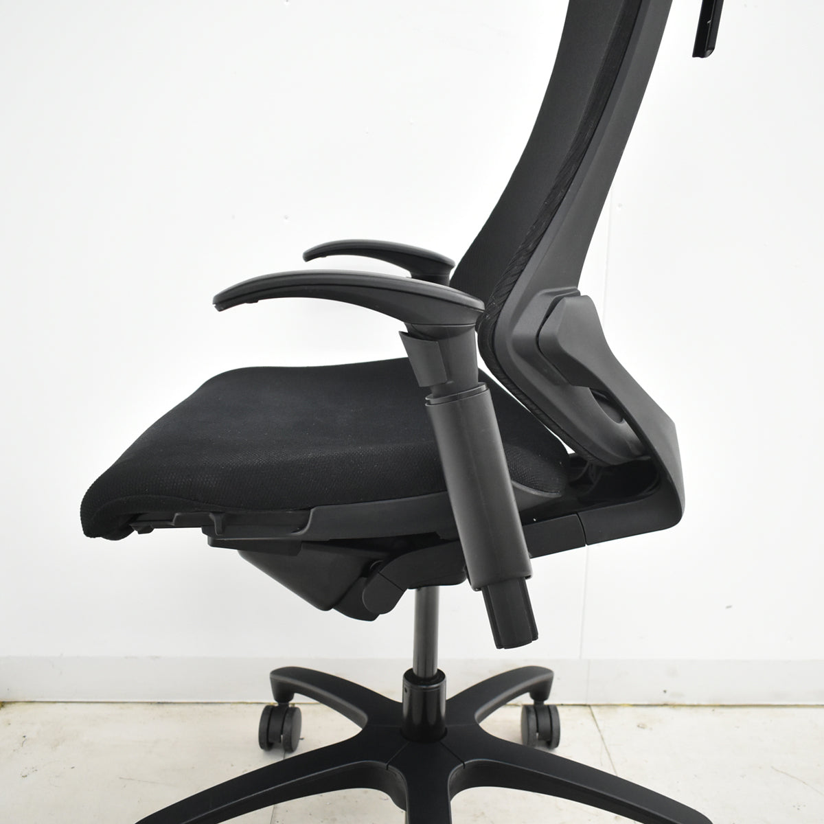 【中古】イトーキ　ｆ・エフチェア　ハイバック　可動肘　ハンガー　ストライプメッシュ　2025101406【中古オフィス家具】