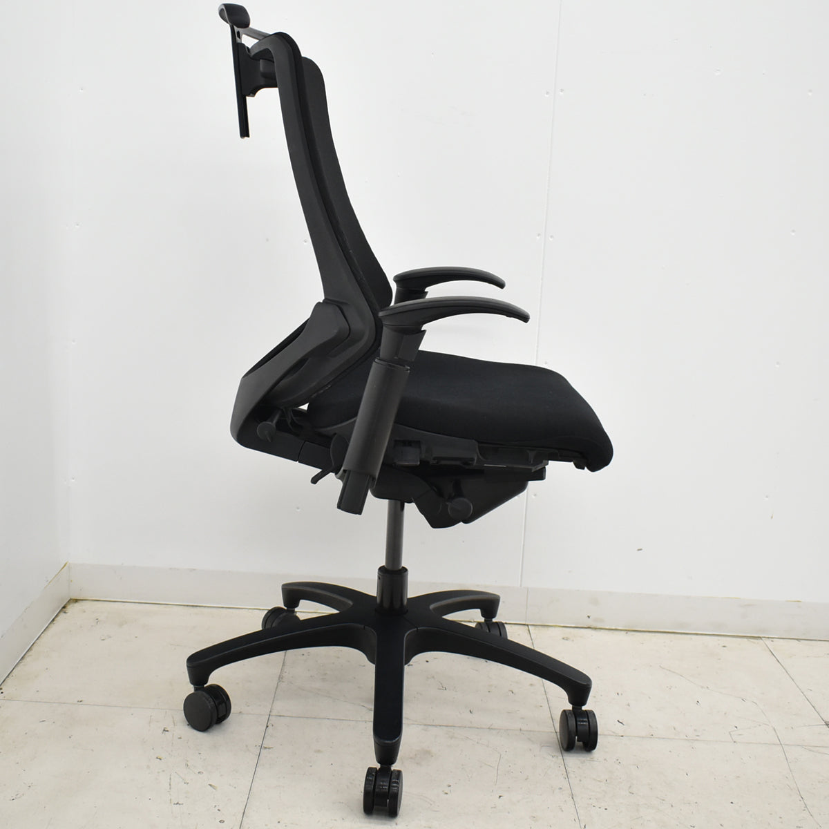 【中古】イトーキ　ｆ・エフチェア　ハイバック　可動肘　ハンガー　ストライプメッシュ　2025101406【中古オフィス家具】