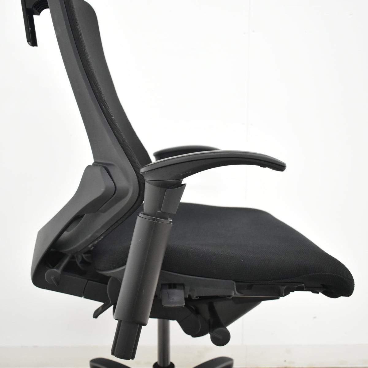 【中古】イトーキ　ｆ・エフチェア　ハイバック　可動肘　ハンガー　ストライプメッシュ　2025101406【中古オフィス家具】