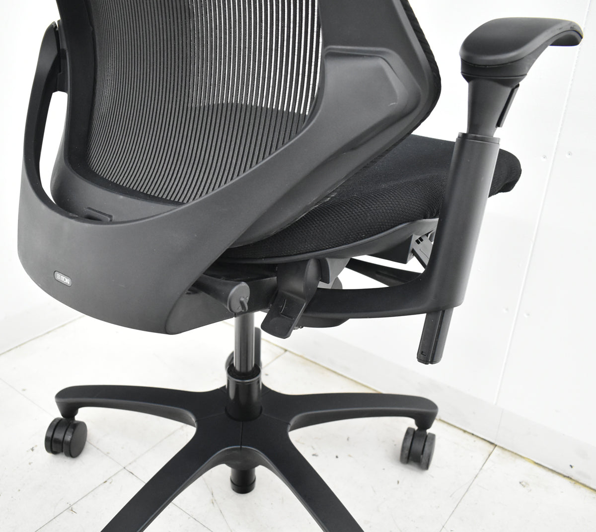 【中古】イトーキ　ｆ・エフチェア　ハイバック　可動肘　ハンガー　ストライプメッシュ　2025101406【中古オフィス家具】