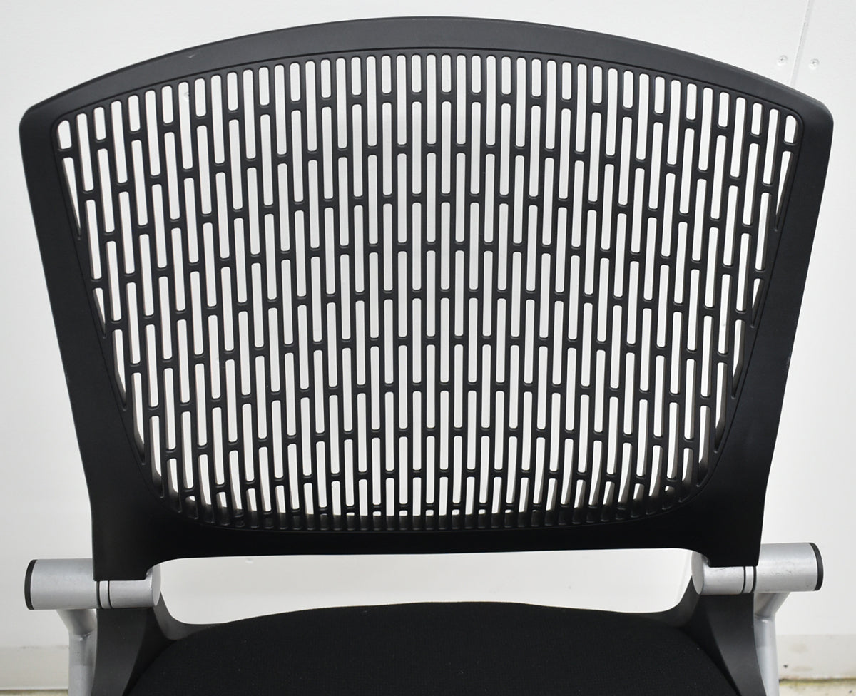 【中古】オカムラ　グラータ　ミーティングチェア　ネスティング可　ブラック　2025101407【中古オフィス家具】