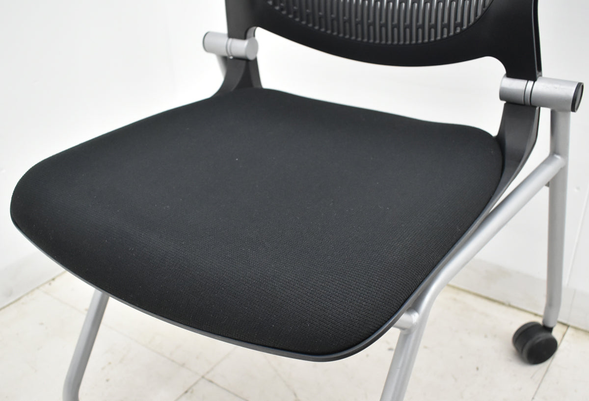 【中古】オカムラ　グラータ　ミーティングチェア　ネスティング可　ブラック　2025101407【中古オフィス家具】