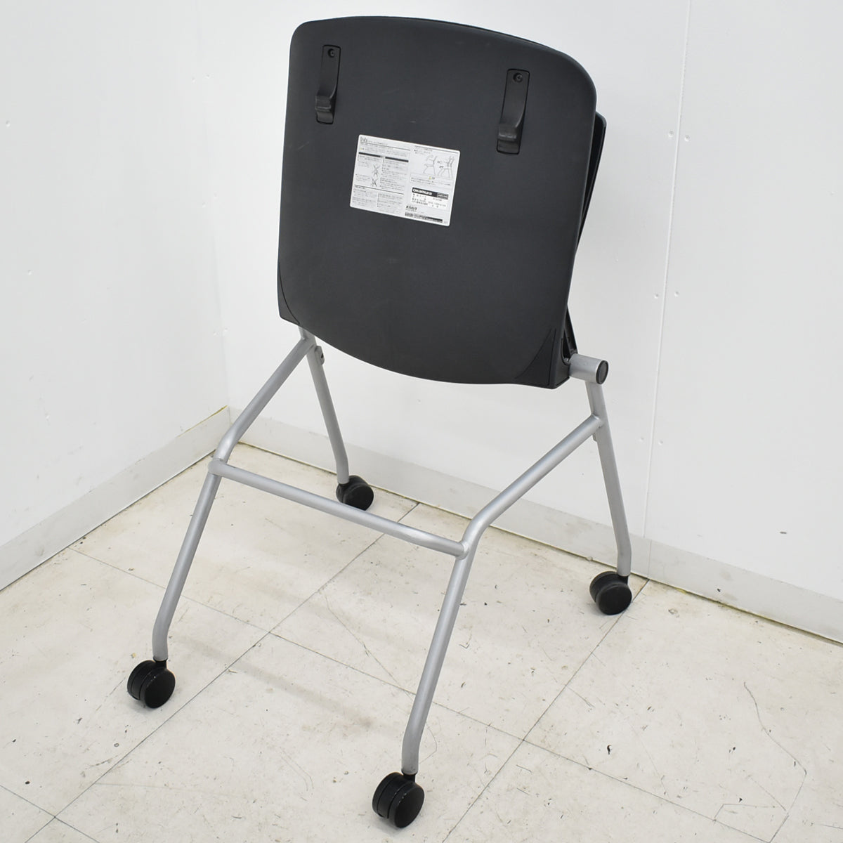 【中古】オカムラ　グラータ　ミーティングチェア　ネスティング可　ブラック　2025101407【中古オフィス家具】