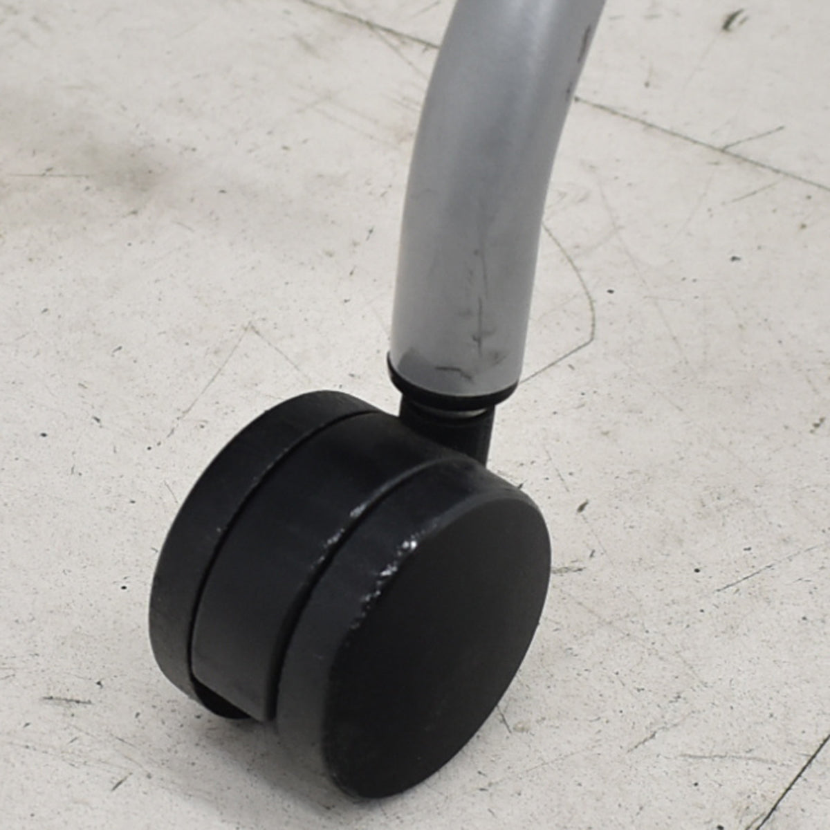 【中古】オカムラ　グラータ　ミーティングチェア　ネスティング可　ブラック　2025101407【中古オフィス家具】