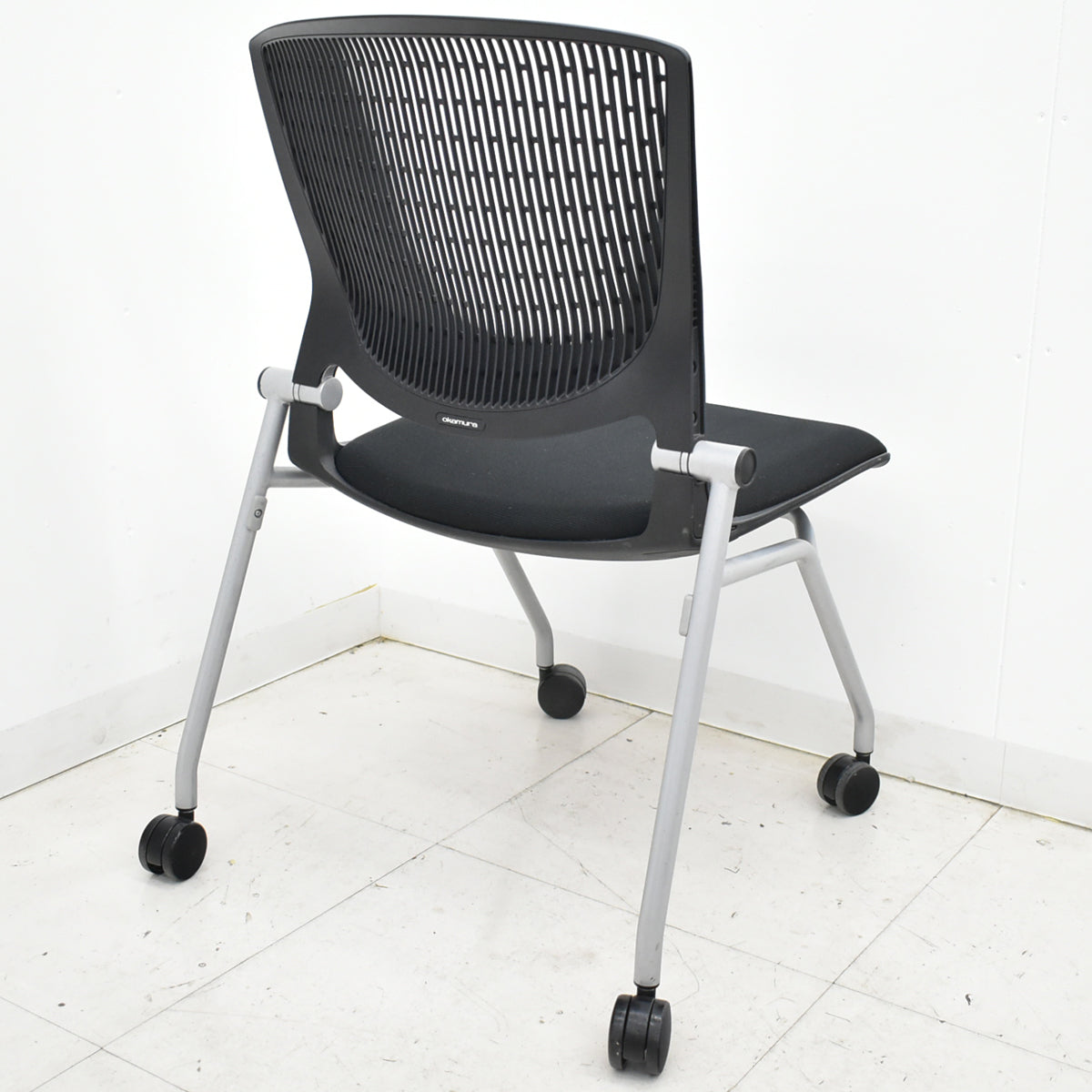 【中古】オカムラ　グラータ　ミーティングチェア　ネスティング可　ブラック　2025101407【中古オフィス家具】