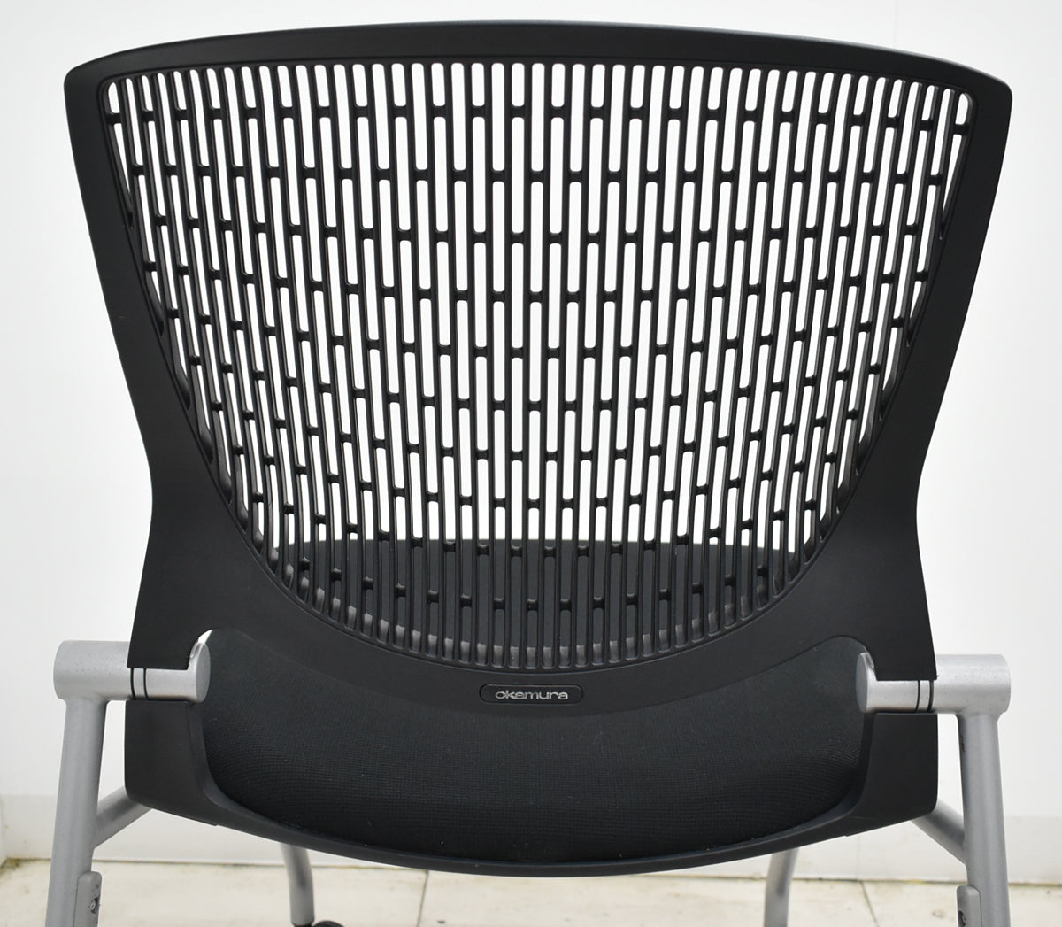 【中古】オカムラ　グラータ　ミーティングチェア　ネスティング可　ブラック　2025101408【中古オフィス家具】