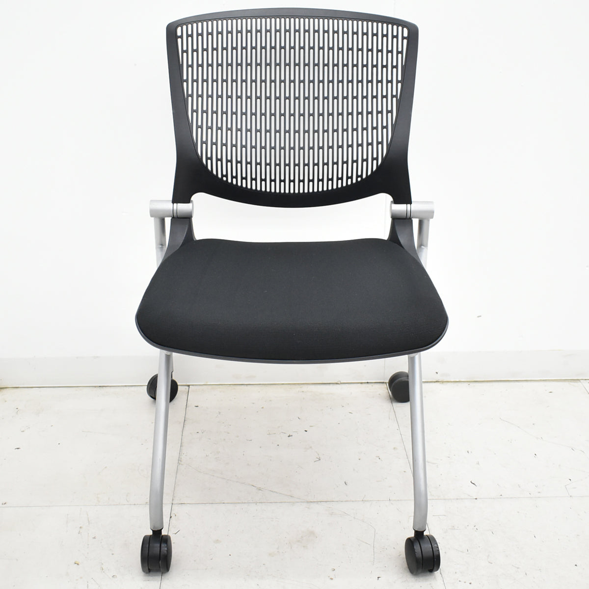 【中古】オカムラ　グラータ　ミーティングチェア　ネスティング可　ブラック　2025101408【中古オフィス家具】