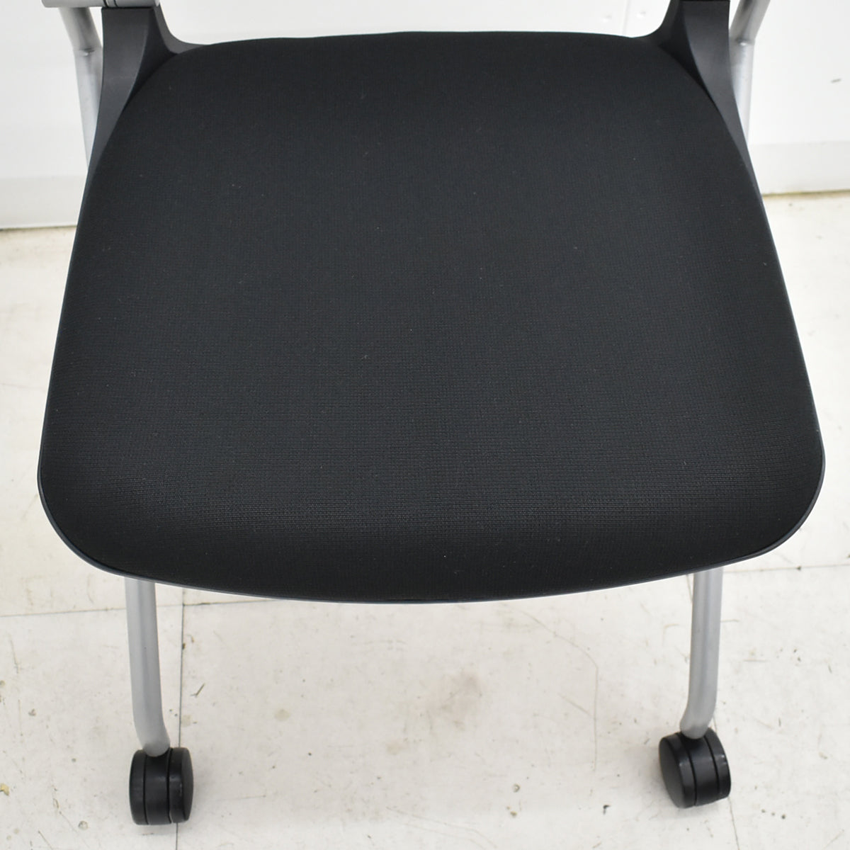 【中古】オカムラ　グラータ　ミーティングチェア　ネスティング可　ブラック　2025101408【中古オフィス家具】