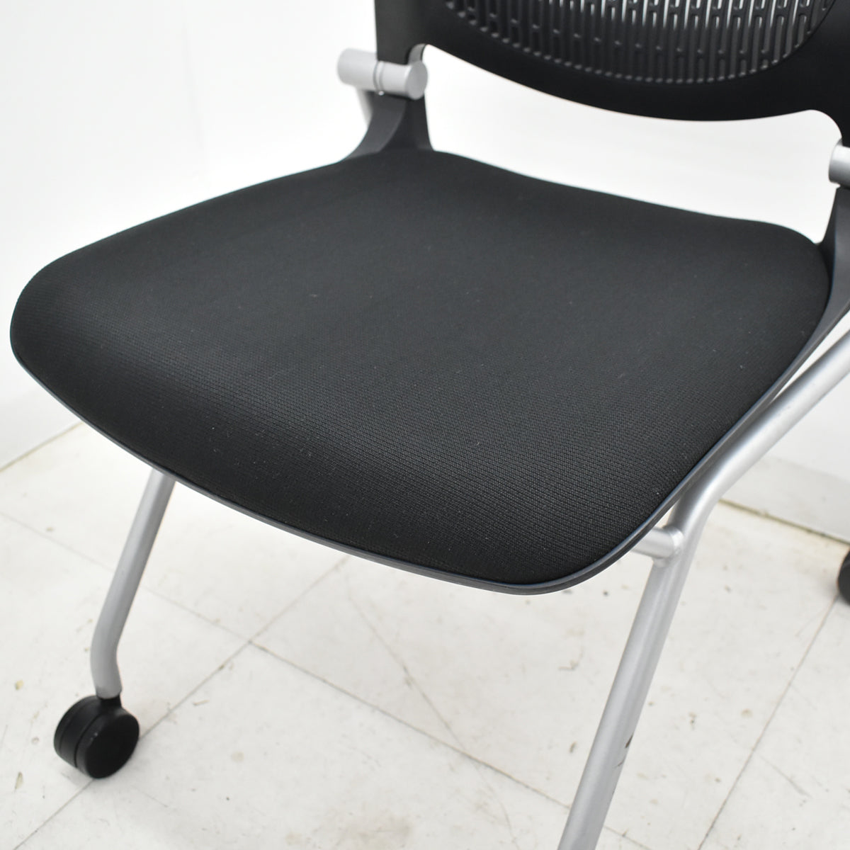 【中古】オカムラ　グラータ　ミーティングチェア　ネスティング可　ブラック　2025101408【中古オフィス家具】