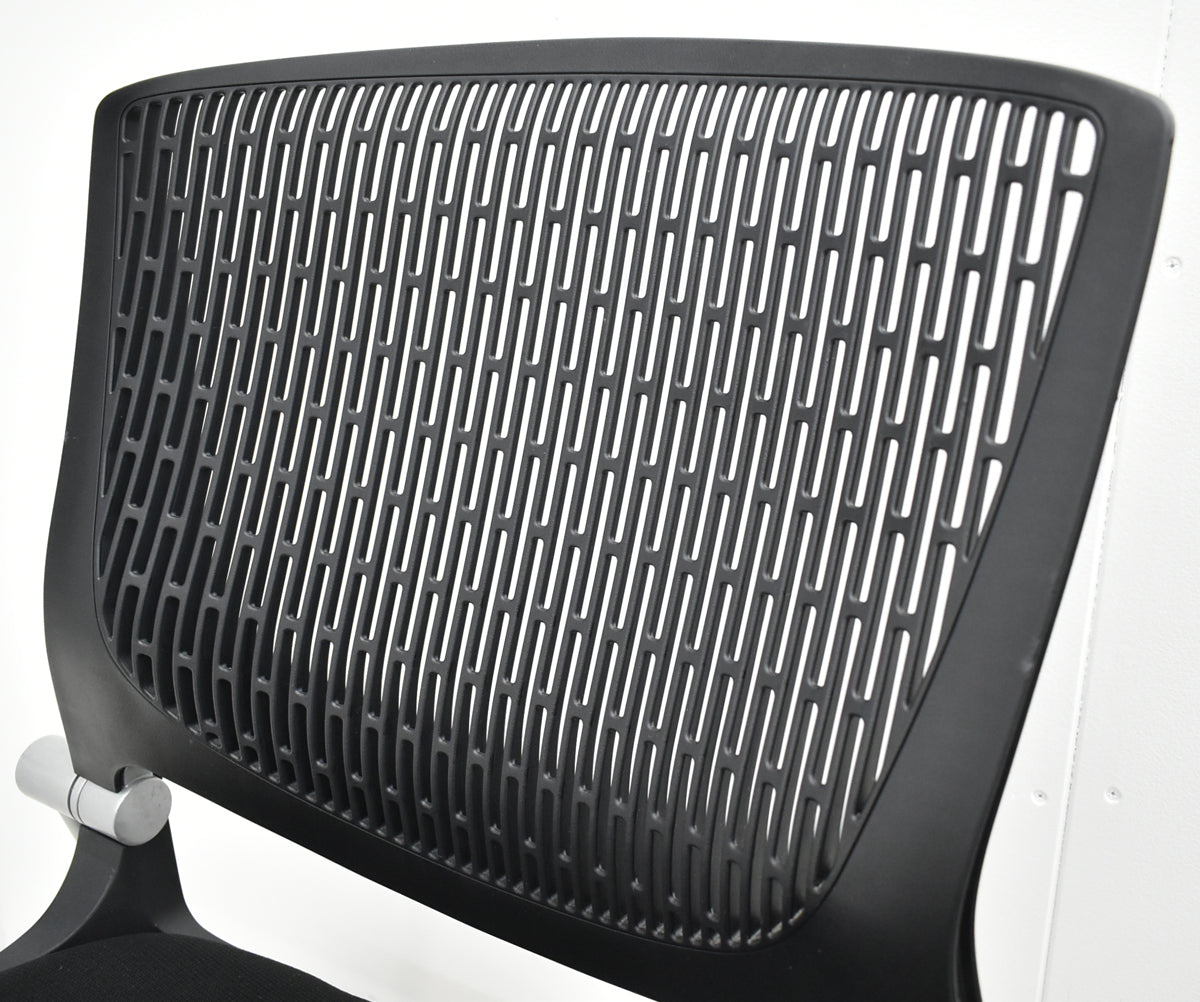 【中古】オカムラ　グラータ　ミーティングチェア　ネスティング可　ブラック　2025101408【中古オフィス家具】