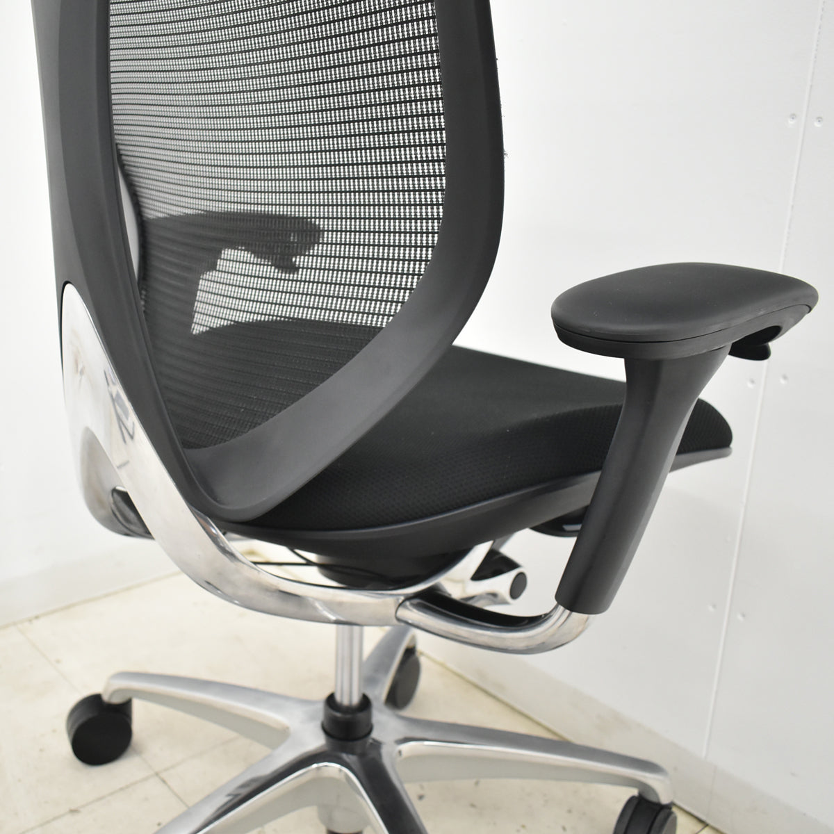 【中古】オカムラ　サブリナ　スマートオペレーション　可動肘　ポリッシュ脚　前傾機能なし　2025101603【中古オフィス家具】【中古】