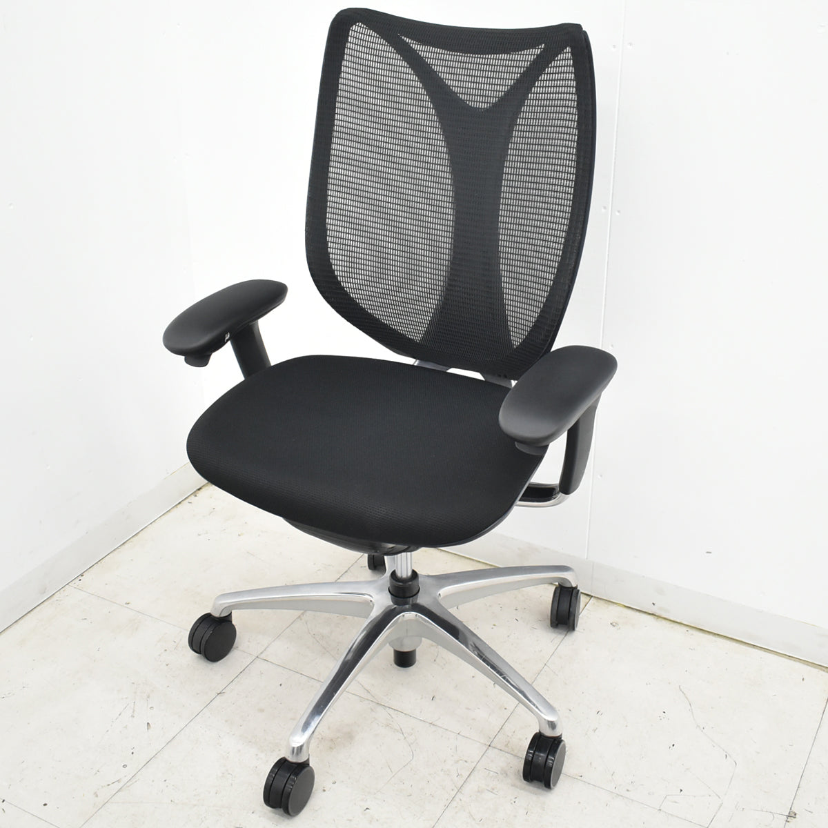 【中古】オカムラ　サブリナ　スマートオペレーション　可動肘　ポリッシュ脚　前傾機能なし　2025101603【中古オフィス家具】【中古】