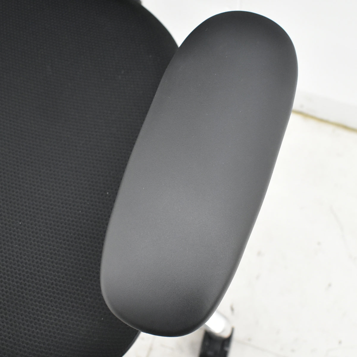 【中古】オカムラ　サブリナ　スマートオペレーション　可動肘　ポリッシュ脚　前傾機能なし　2025101603【中古オフィス家具】【中古】