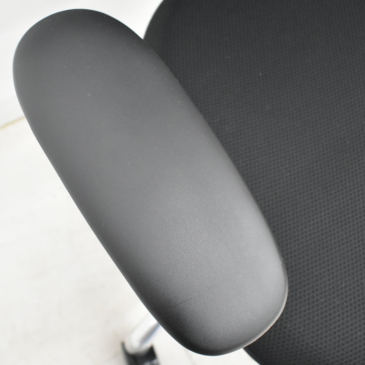 【中古】オカムラ　サブリナ　スマートオペレーション　可動肘　ポリッシュ脚　前傾機能なし　2025101603【中古オフィス家具】【中古】