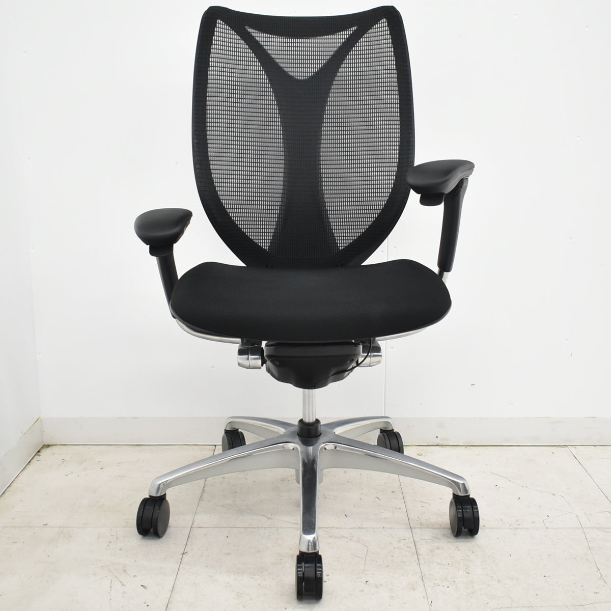 【中古】オカムラ　サブリナ　スマートオペレーション　可動肘　ポリッシュ脚　前傾機能なし　2025101603【中古オフィス家具】【中古】