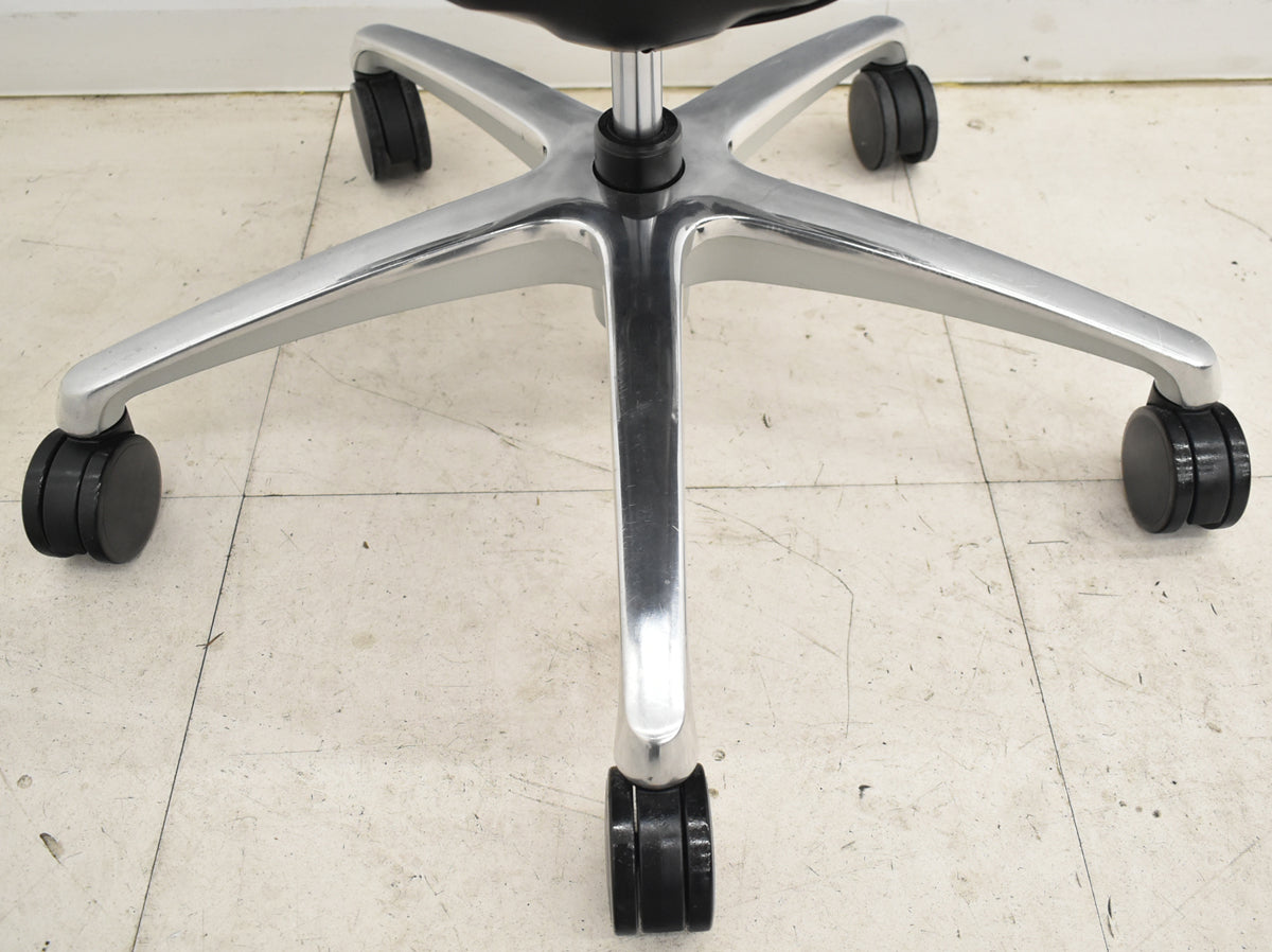 【中古】オカムラ　サブリナ　スマートオペレーション　可動肘　ポリッシュ脚　前傾機能なし　2025101603【中古オフィス家具】【中古】