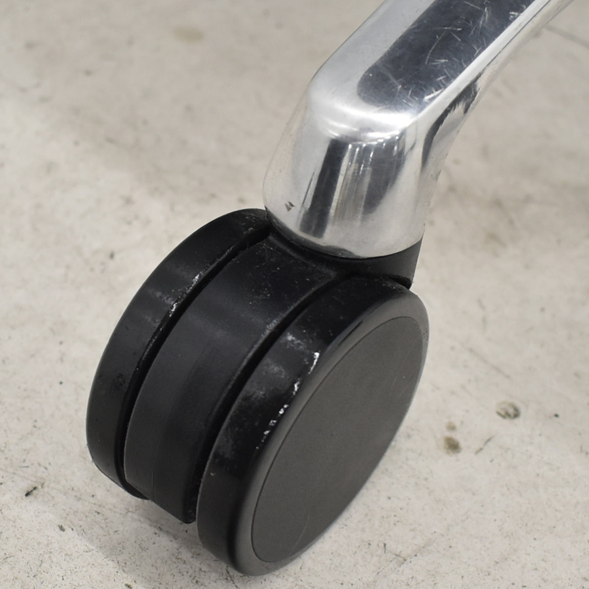 【中古】オカムラ　サブリナ　スマートオペレーション　可動肘　ポリッシュ脚　前傾機能なし　2025101603【中古オフィス家具】【中古】