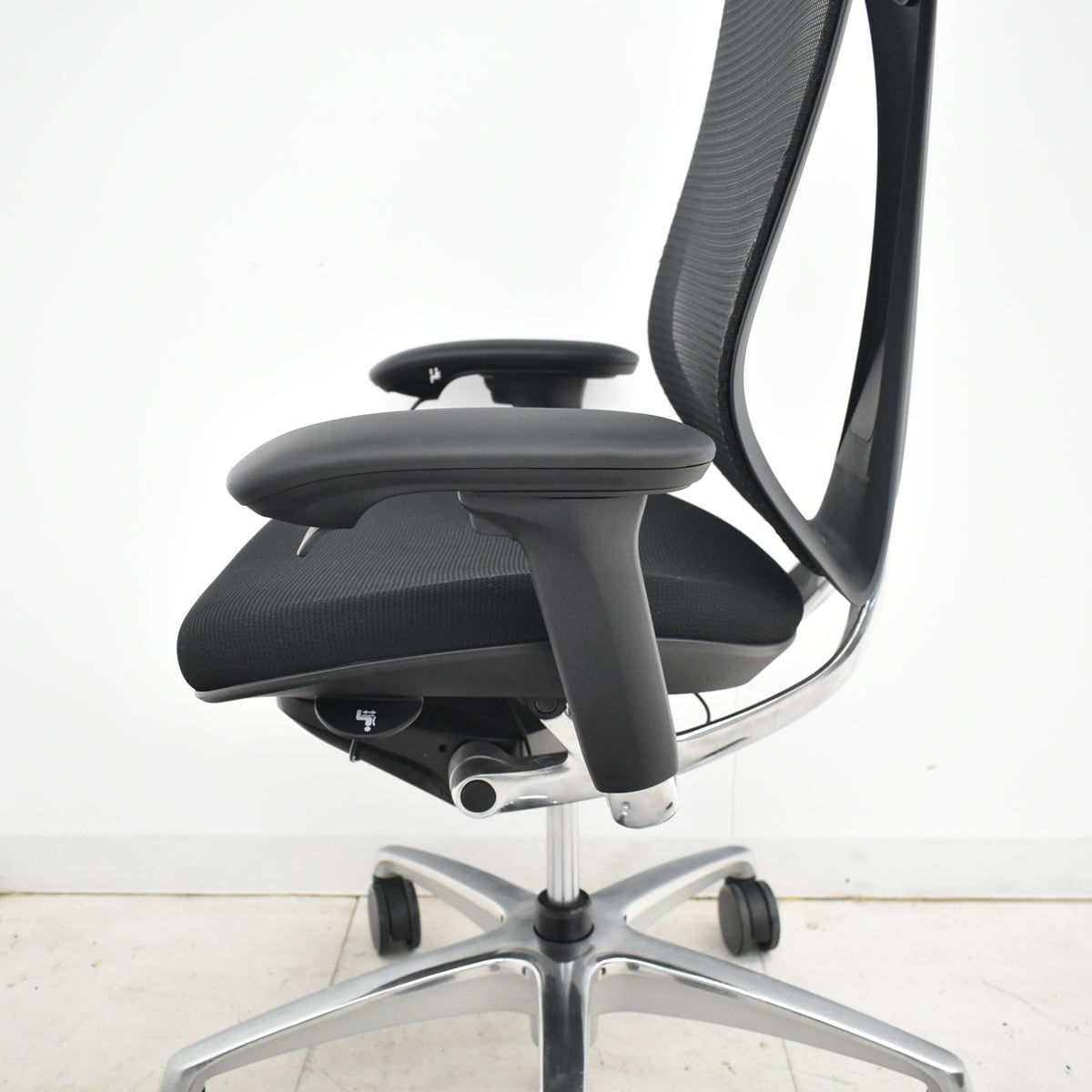 【中古】オカムラ　サブリナ　スマートオペレーション　可動肘　ポリッシュ脚　前傾機能なし　2025101603【中古オフィス家具】【中古】