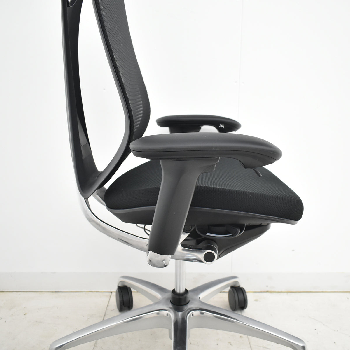 【中古】オカムラ　サブリナ　スマートオペレーション　可動肘　ポリッシュ脚　前傾機能なし　2025101603【中古オフィス家具】【中古】