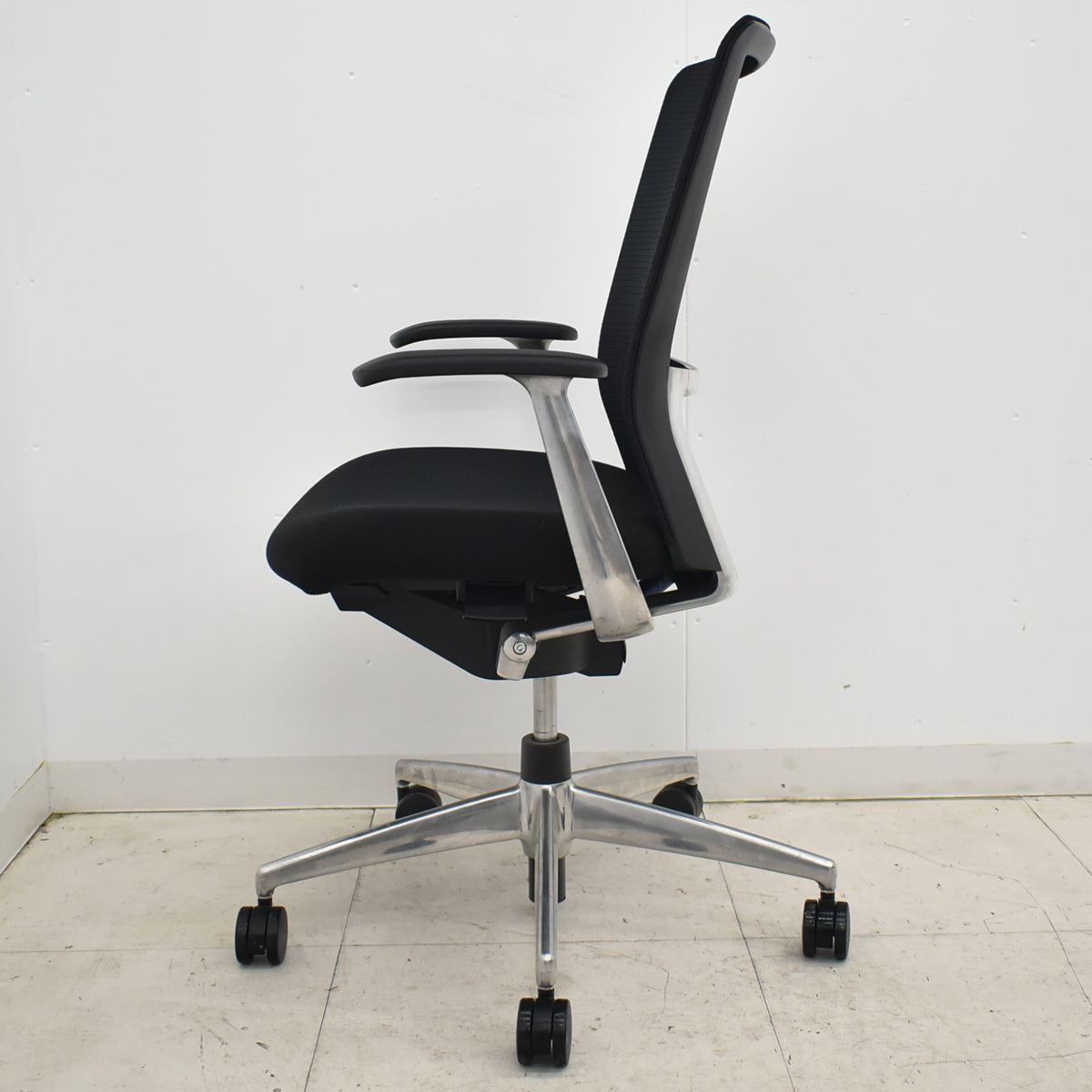 【中古】 コクヨ　フォスターカリノ　固定肘　ポリッシュ脚　ランバーサポート　2025101604【中古オフィス家具】