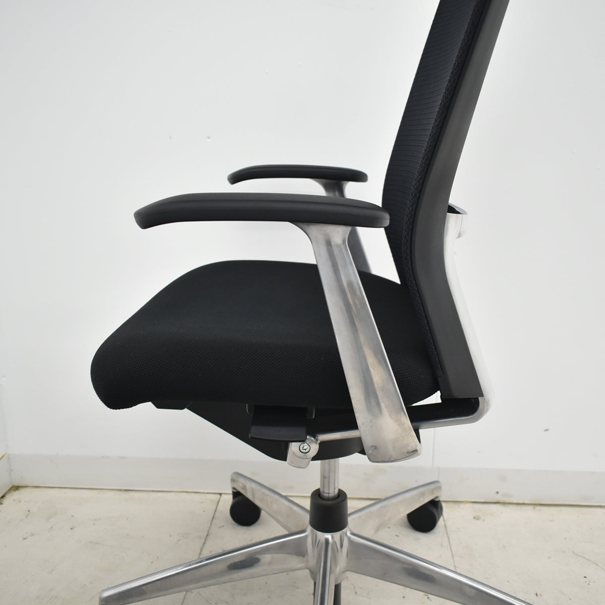 【中古】 コクヨ　フォスターカリノ　固定肘　ポリッシュ脚　ランバーサポート　2025101604【中古オフィス家具】