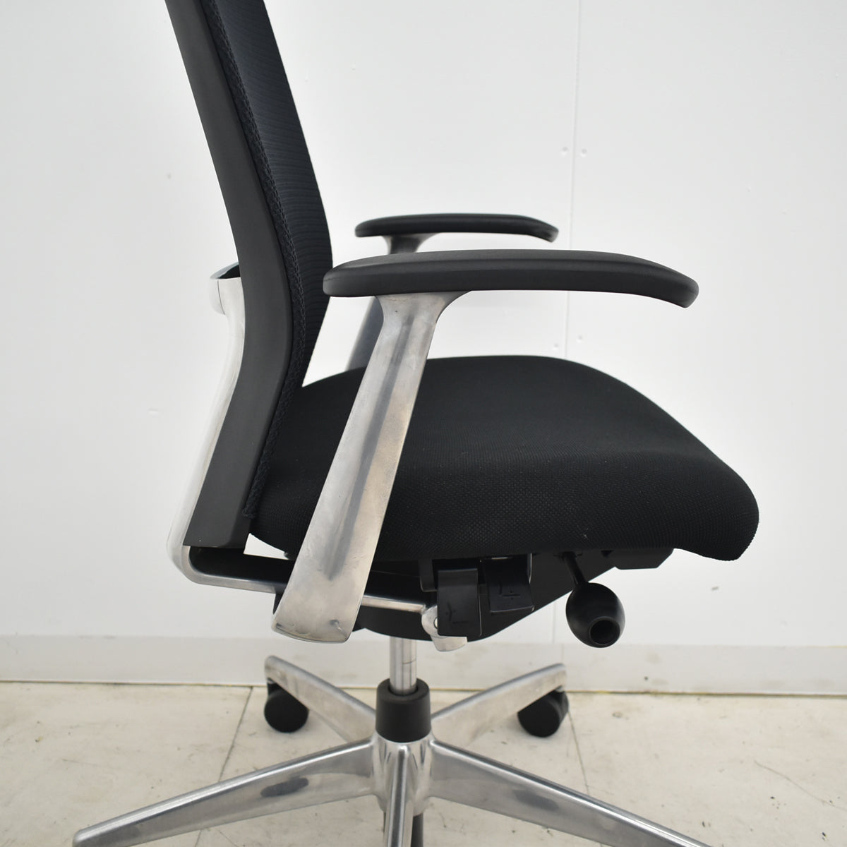 【中古】 コクヨ　フォスターカリノ　固定肘　ポリッシュ脚　ランバーサポート　2025101604【中古オフィス家具】