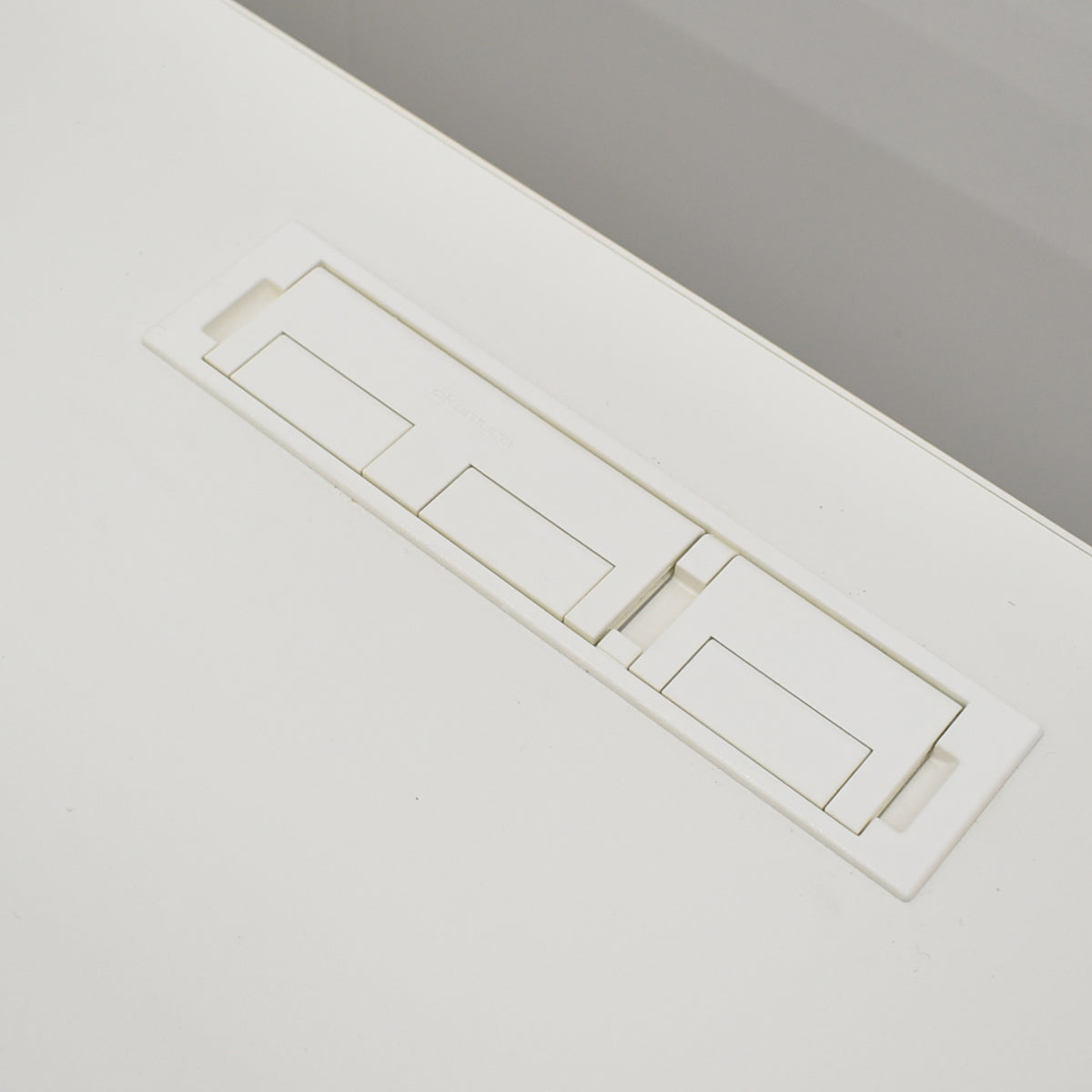 【中古】オカムラ　スイフト　電動昇降デスク　スムースフォルムエッジ　コントロールボタンタイプ　インジケーター付メモリー機能　幅1350　2025101701【中古オフィス家具】