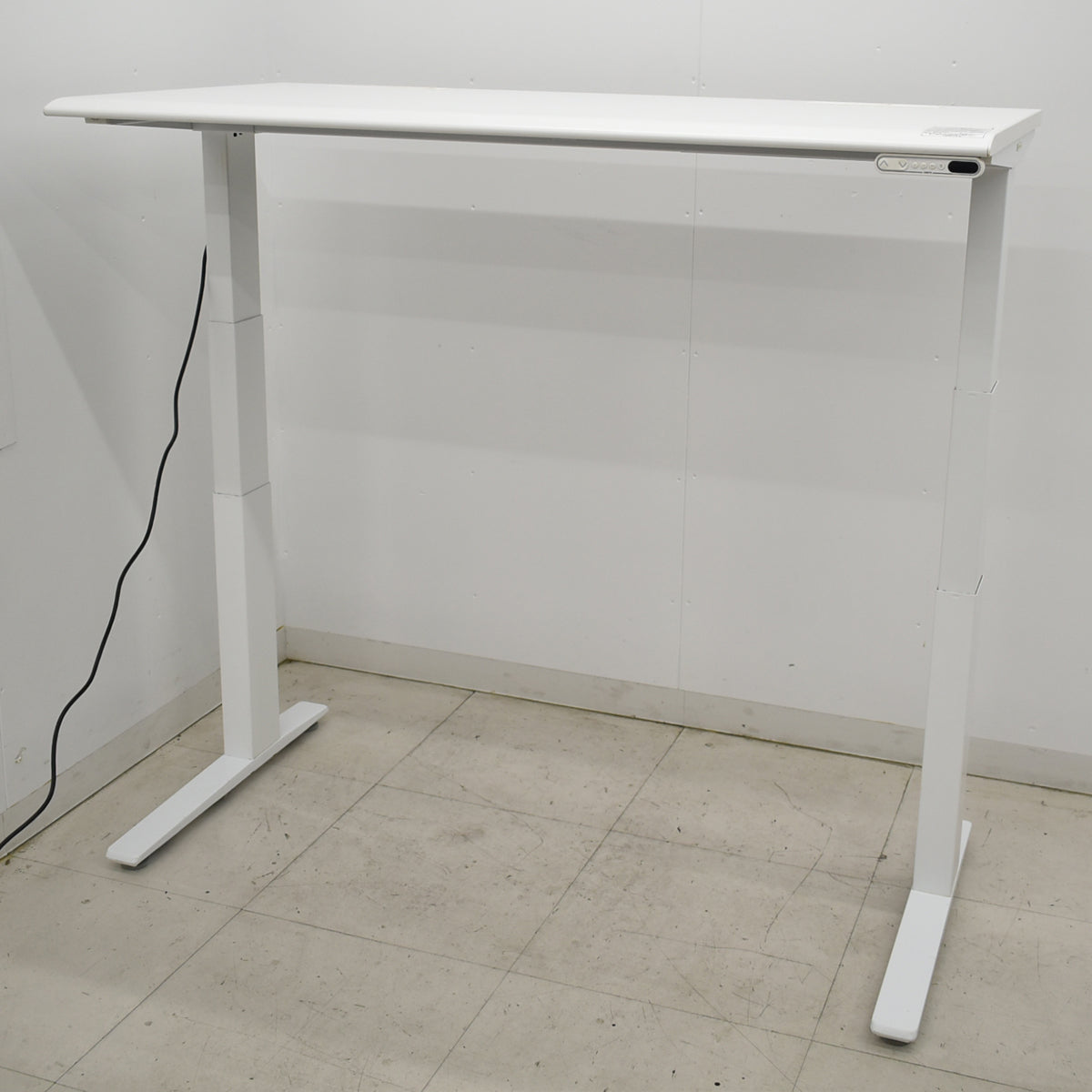 【中古】オカムラ　スイフト　電動昇降デスク　スムースフォルムエッジ　コントロールボタンタイプ　インジケーター付メモリー機能　幅1350　2025101701【中古オフィス家具】