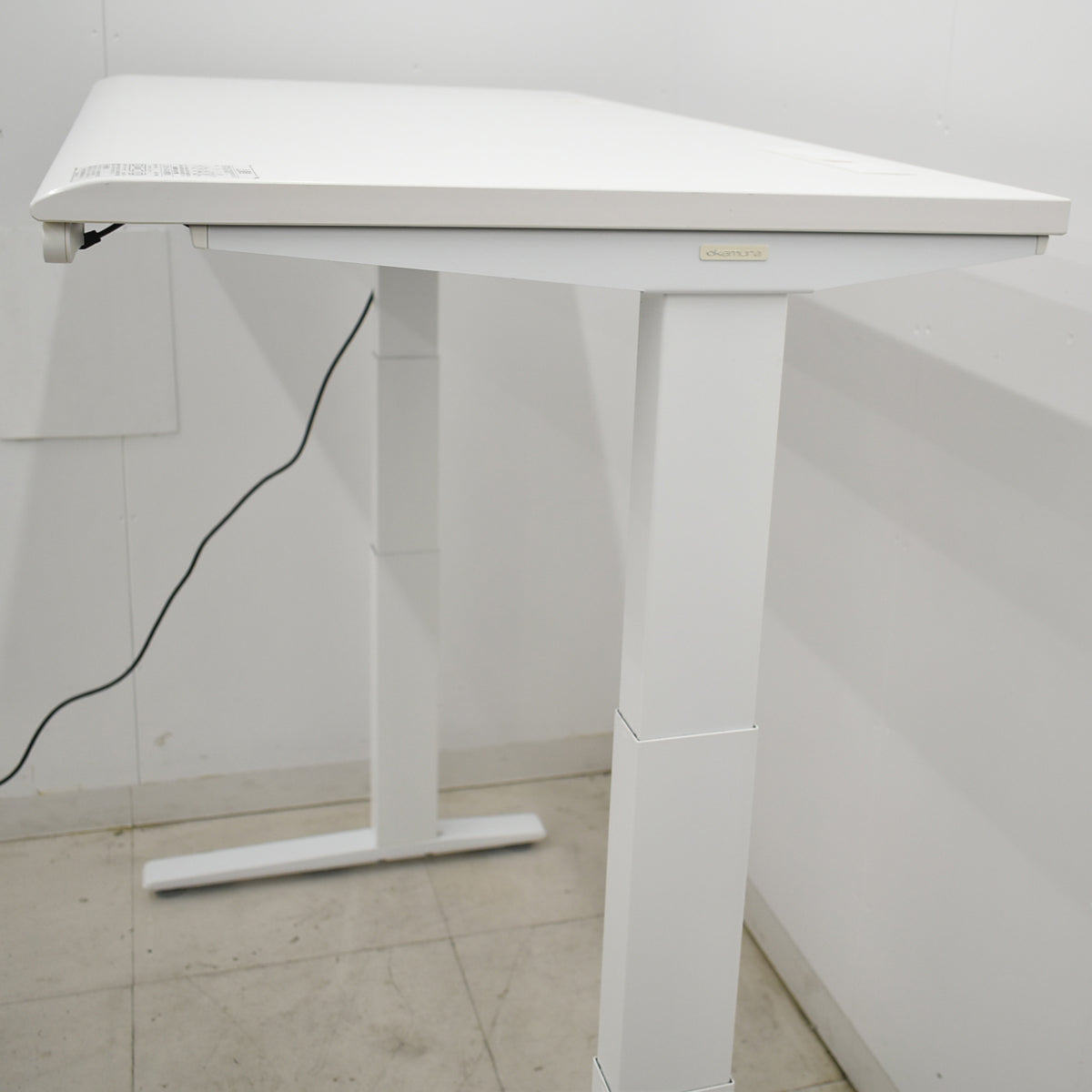 【中古】オカムラ　スイフト　電動昇降デスク　スムースフォルムエッジ　コントロールボタンタイプ　インジケーター付メモリー機能　幅1350　2025101701【中古オフィス家具】
