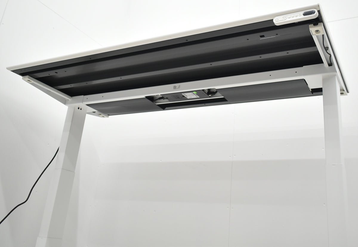 【中古】オカムラ　スイフト　電動昇降デスク　スムースフォルムエッジ　コントロールボタンタイプ　インジケーター付メモリー機能　幅1350　2025101701【中古オフィス家具】