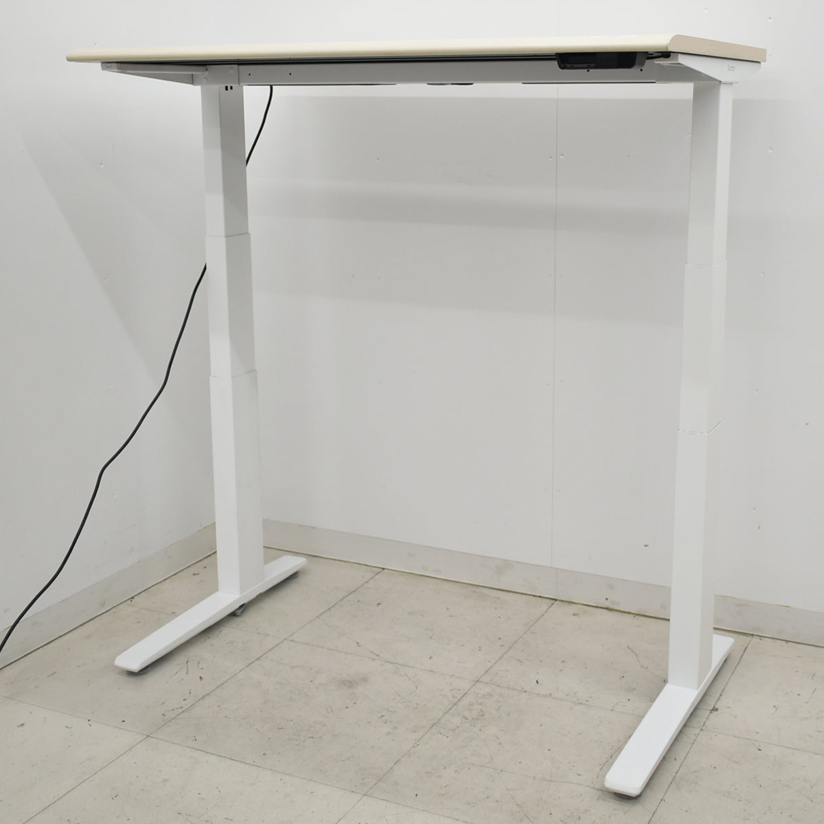 【中古】オカムラ　スイフト　電動昇降デスク　スムースフォルムエッジ　コントロールレバータイプ　インジケーター付メモリー機能　2022年製　幅1150　2025101702【中古オフィス家具】