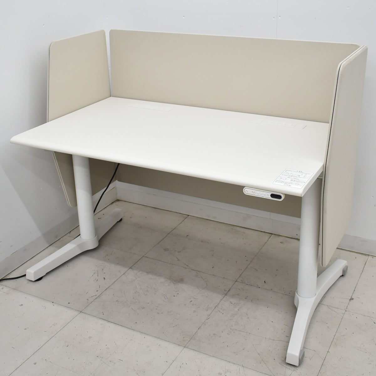 【中古】イトーキ　トイロ　電動昇降デスク　デスクトップパネル付　コントロールボタンタイプ　インジケーターメモリ機能　幅1150　2025101705【中古オフィス家具】