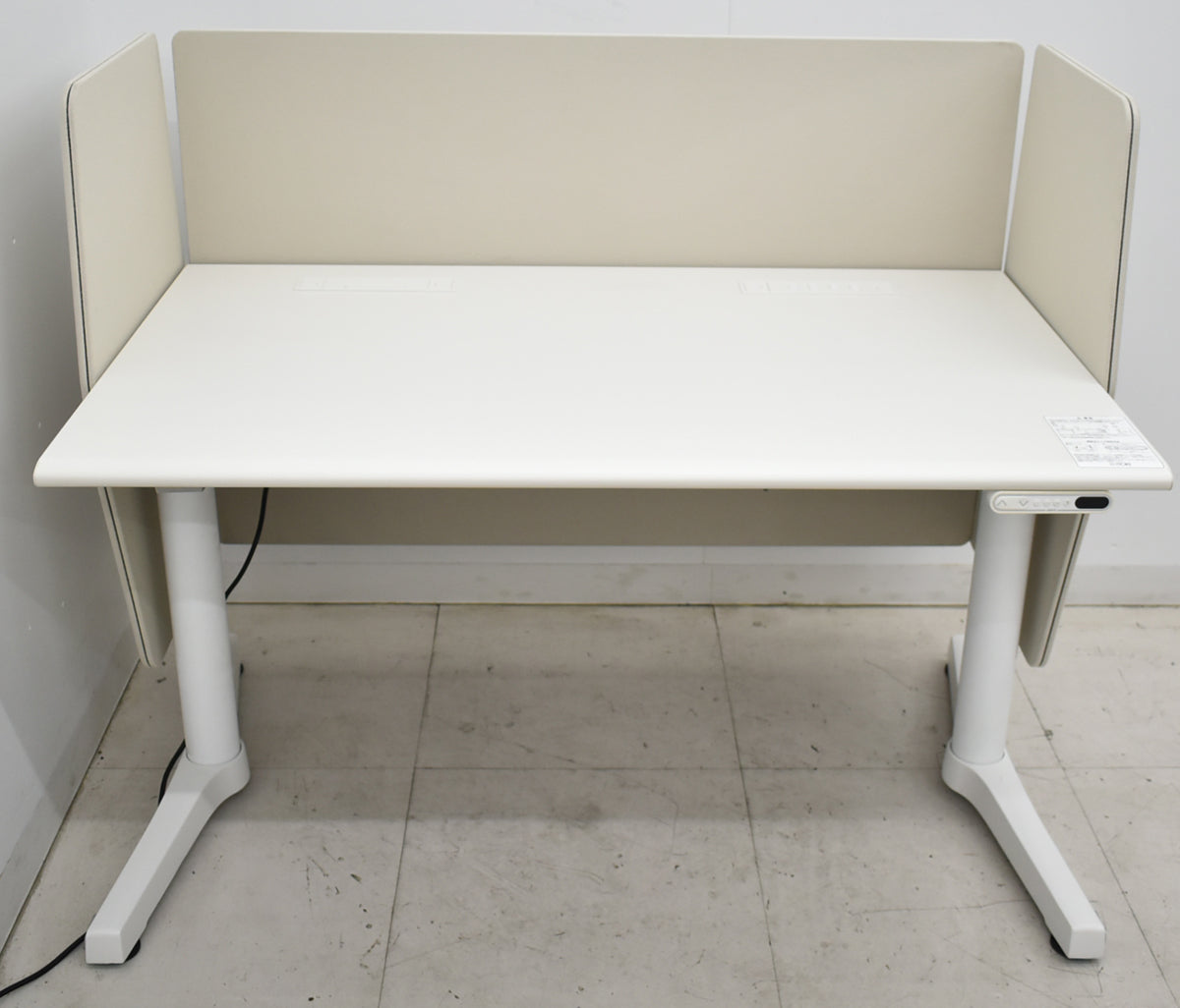【中古】イトーキ　トイロ　電動昇降デスク　デスクトップパネル付　コントロールボタンタイプ　インジケーターメモリ機能　幅1150　2025101705【中古オフィス家具】
