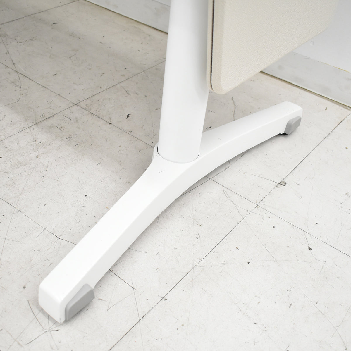 【中古】イトーキ　トイロ　電動昇降デスク　デスクトップパネル付　コントロールボタンタイプ　インジケーターメモリ機能　幅1150　2025101705【中古オフィス家具】