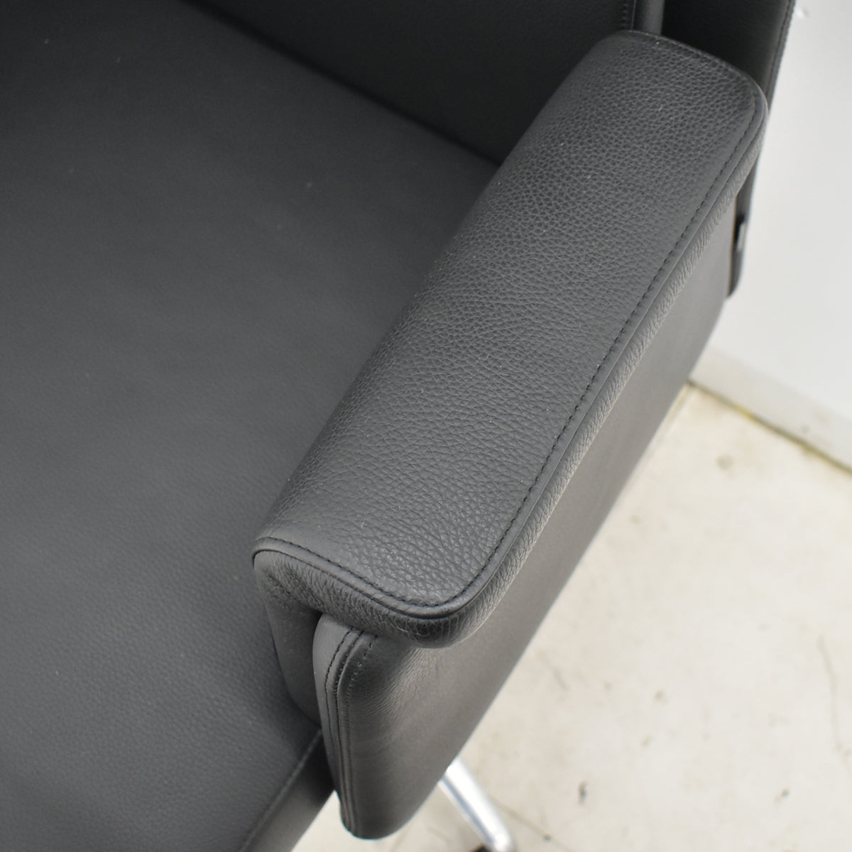 【中古】ウォルター・ノル　JASON　エグゼクティブチェア　総革張り　ブラック　2025102002【中古オフィス家具】