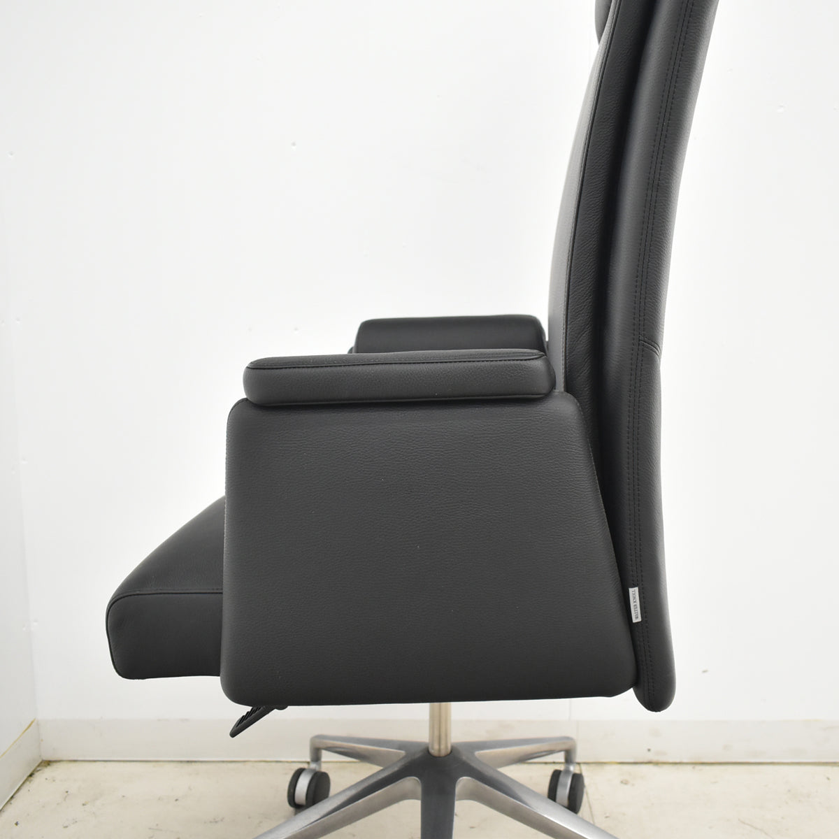 【中古】ウォルター・ノル　JASON　エグゼクティブチェア　総革張り　ブラック　2025102002【中古オフィス家具】