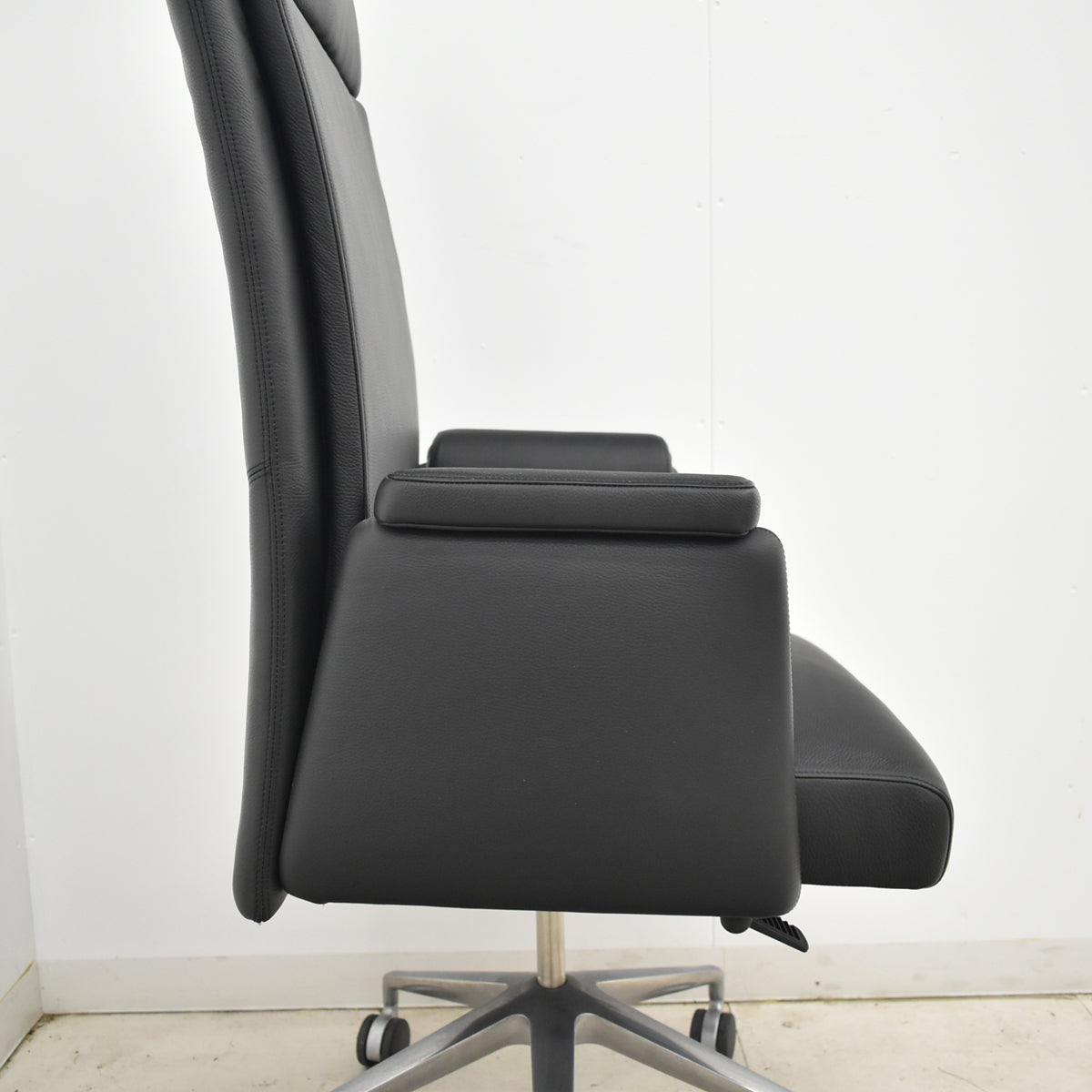 【中古】ウォルター・ノル　JASON　エグゼクティブチェア　総革張り　ブラック　2025102002【中古オフィス家具】