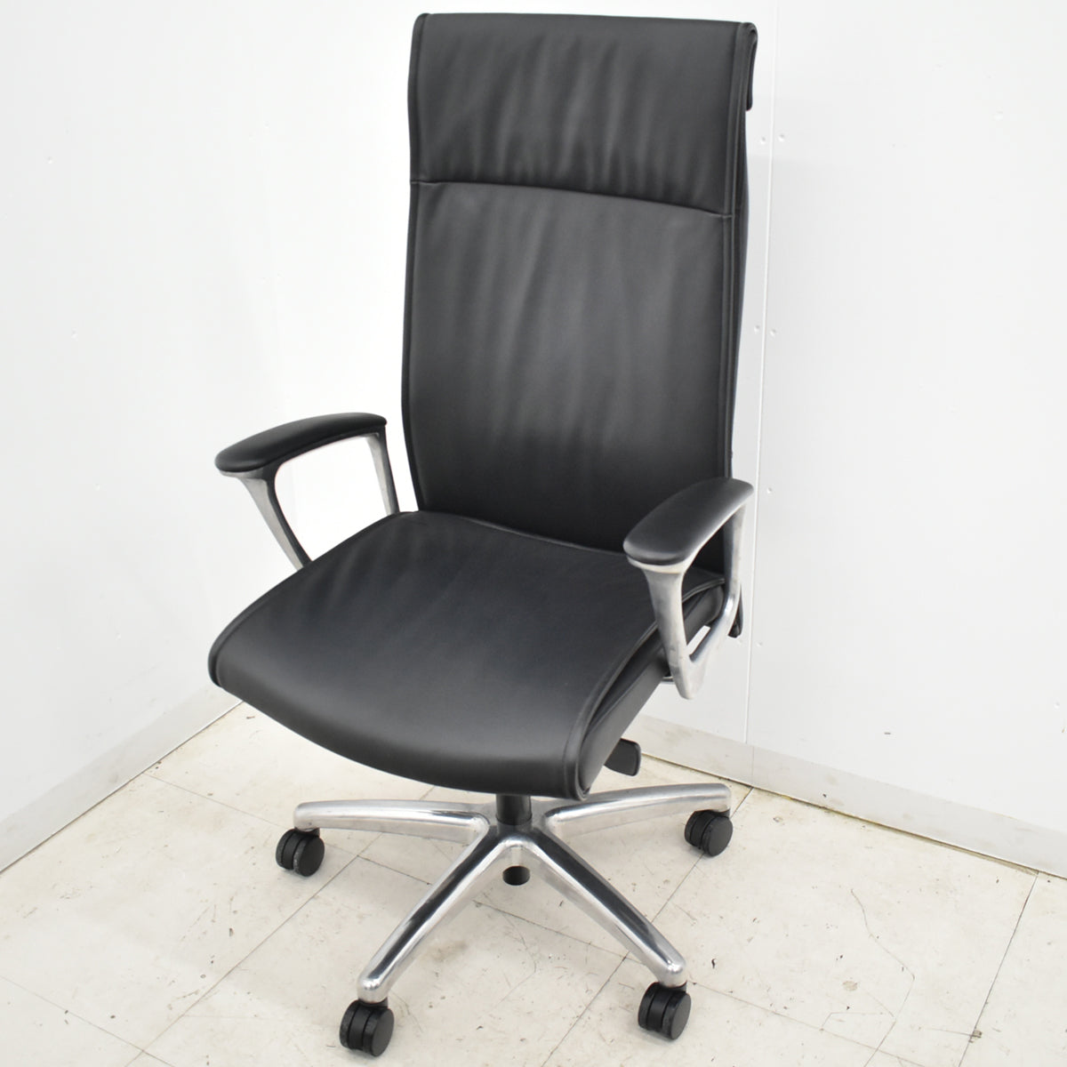 【中古】オカムラ　CEシリーズRXタイプ　エクストラハイバック　固定肘　ポリッシュ　2018年製　2025102302【中古オフィス家具】