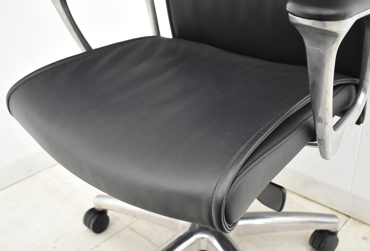 【中古】オカムラ　CEシリーズRXタイプ　エクストラハイバック　固定肘　ポリッシュ　2018年製　2025102302【中古オフィス家具】