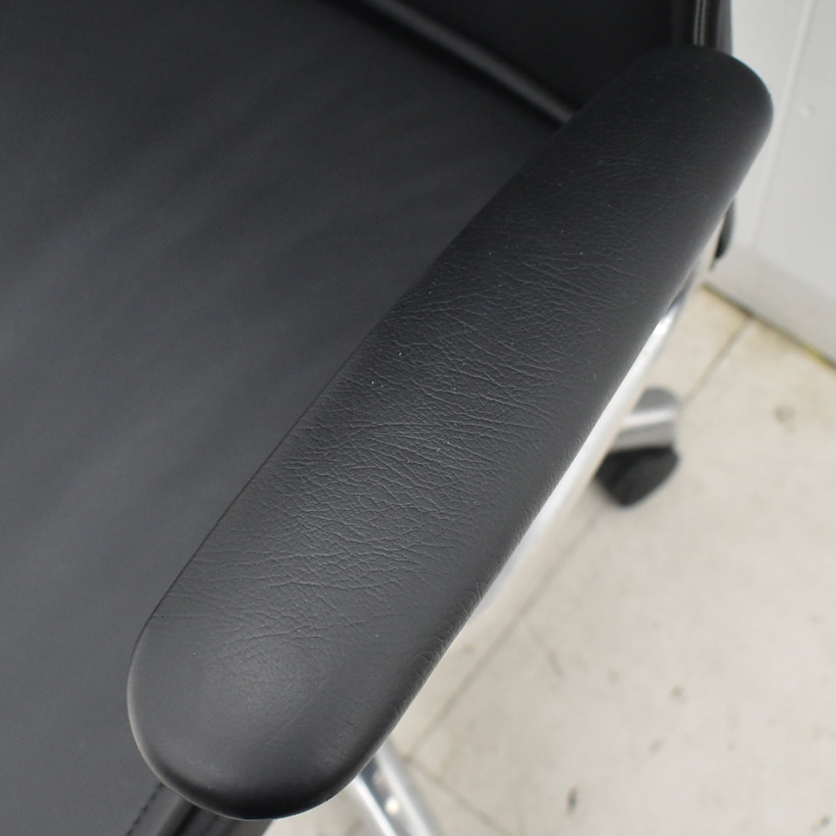 【中古】オカムラ　CEシリーズRXタイプ　エクストラハイバック　固定肘　ポリッシュ　2018年製　2025102302【中古オフィス家具】