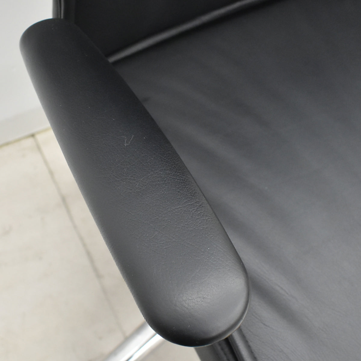 【中古】オカムラ　CEシリーズRXタイプ　エクストラハイバック　固定肘　ポリッシュ　2018年製　2025102302【中古オフィス家具】