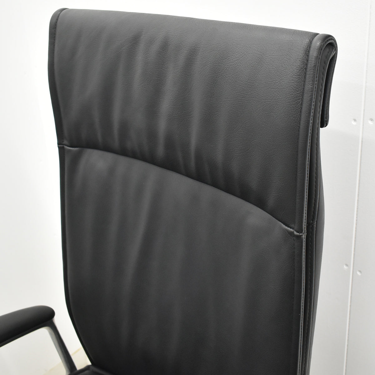 【中古】オカムラ　CEシリーズRXタイプ　エクストラハイバック　固定肘　ポリッシュ　2018年製　2025102302【中古オフィス家具】