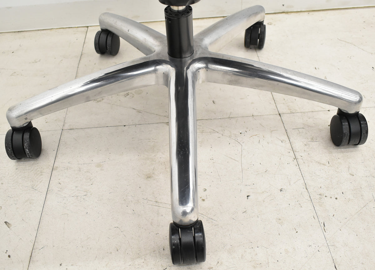 【中古】オカムラ　CEシリーズRXタイプ　エクストラハイバック　固定肘　ポリッシュ　2018年製　2025102302【中古オフィス家具】