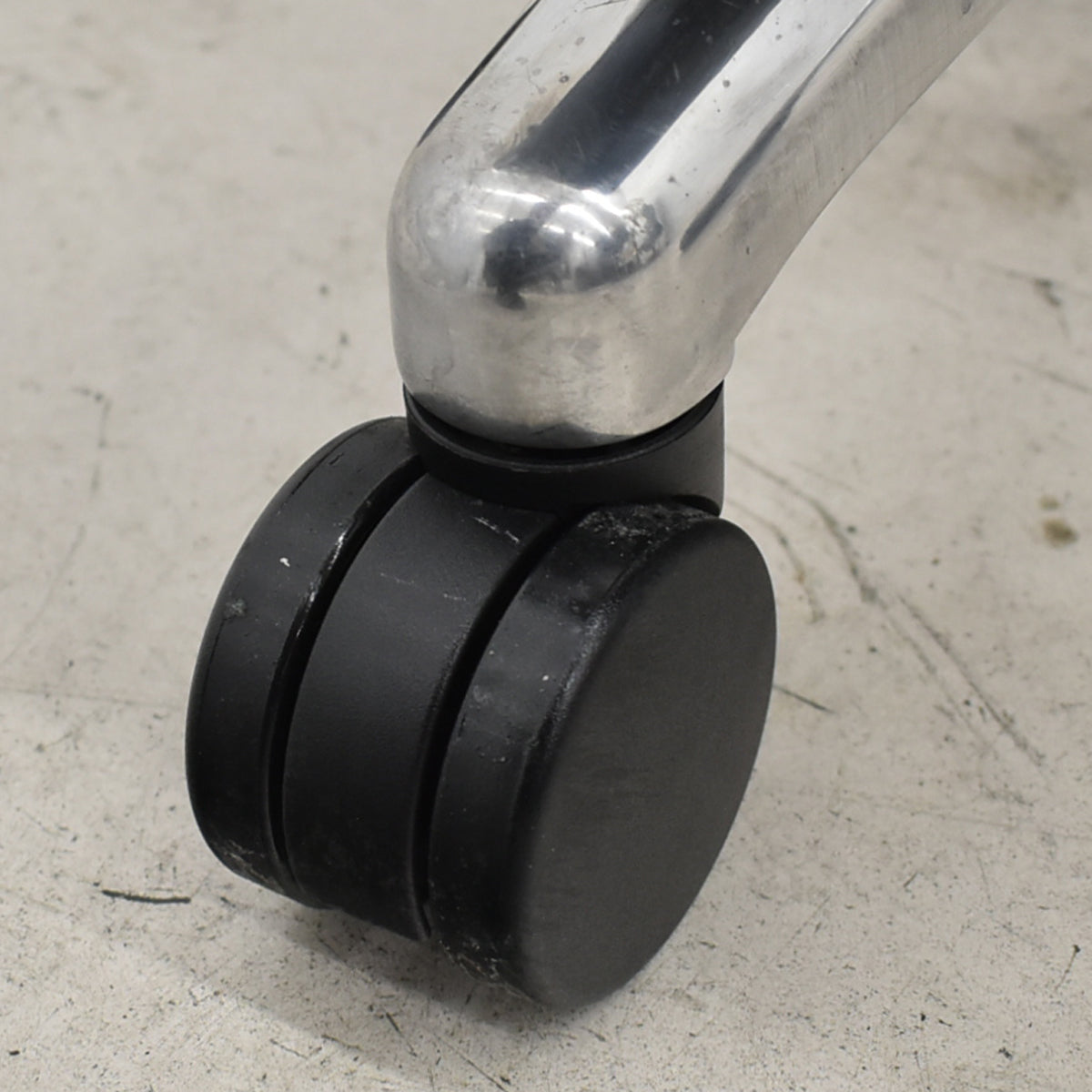 【中古】オカムラ　CEシリーズRXタイプ　エクストラハイバック　固定肘　ポリッシュ　2018年製　2025102302【中古オフィス家具】