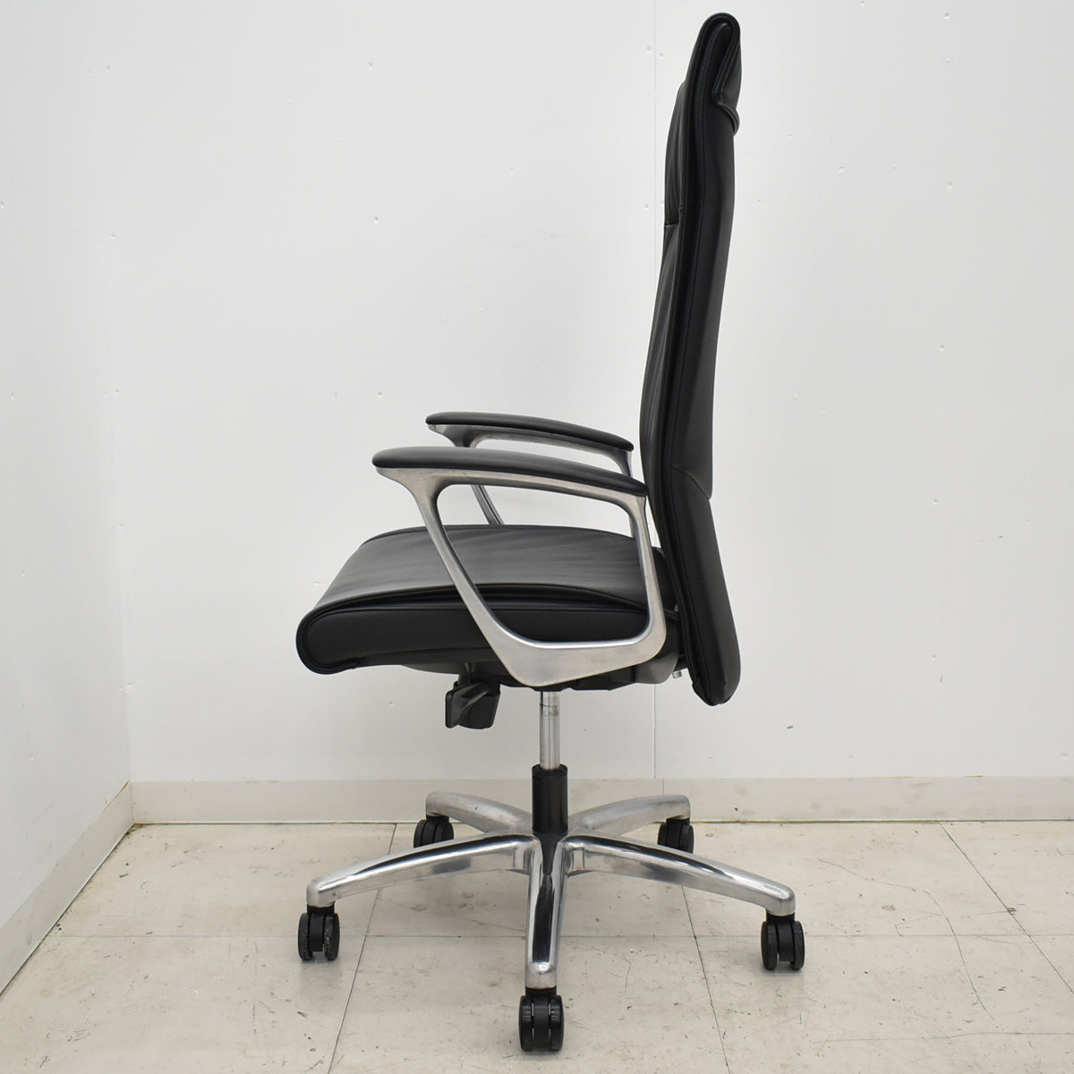 【中古】オカムラ　CEシリーズRXタイプ　エクストラハイバック　固定肘　ポリッシュ　2018年製　2025102302【中古オフィス家具】