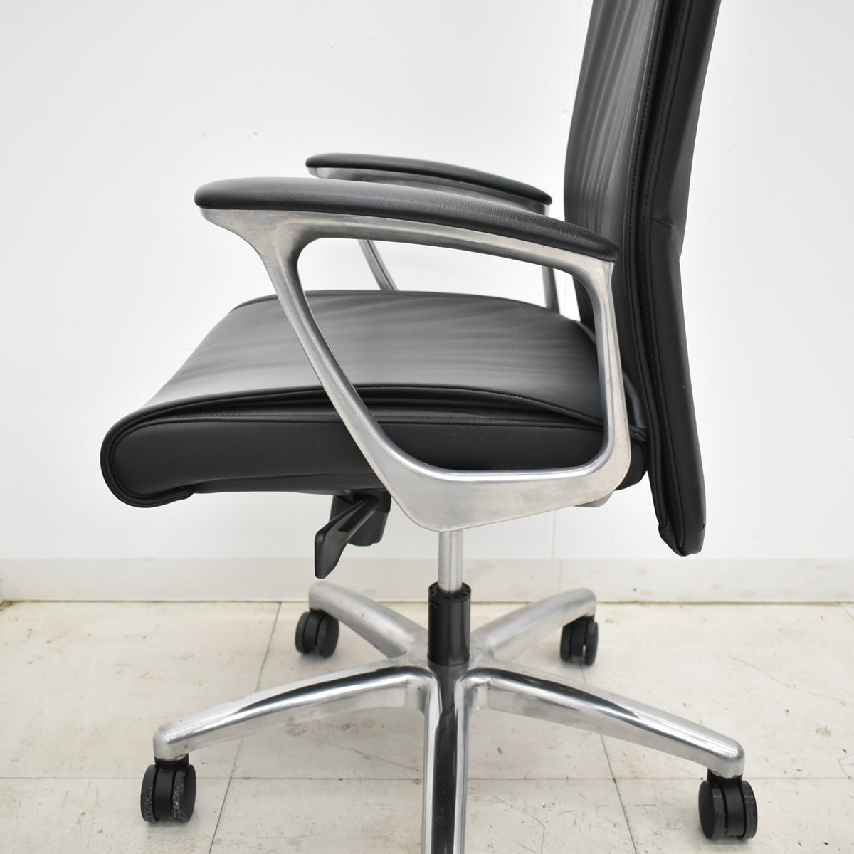 【中古】オカムラ　CEシリーズRXタイプ　エクストラハイバック　固定肘　ポリッシュ　2018年製　2025102302【中古オフィス家具】